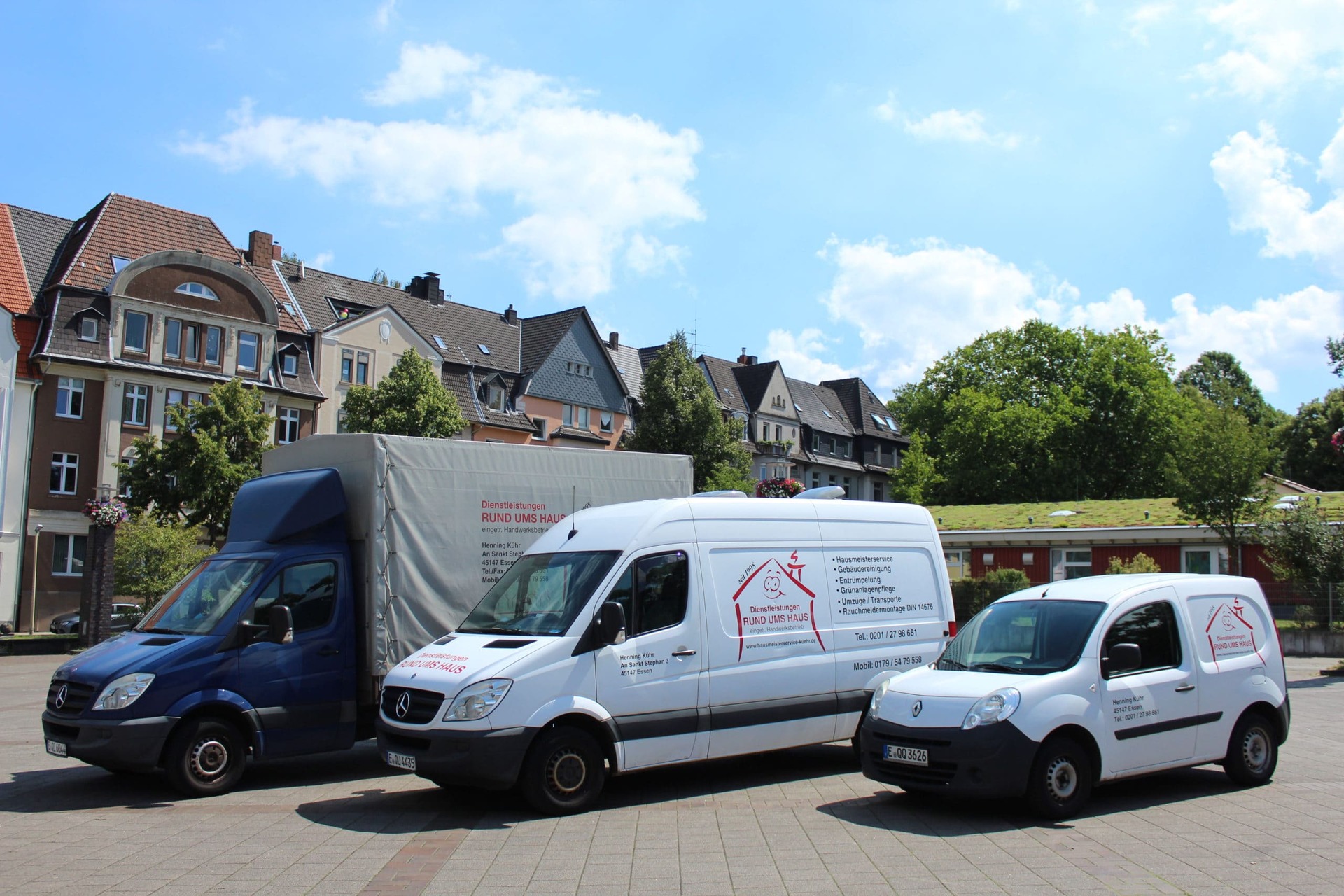3 Firmenwagen aufgestellt in einer Reihe