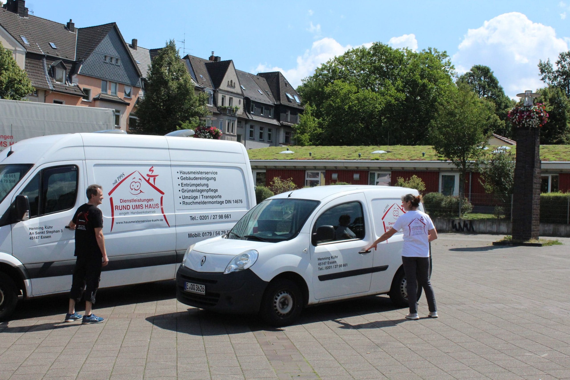 Mitarbeiter öffnet einen Firmenwagen